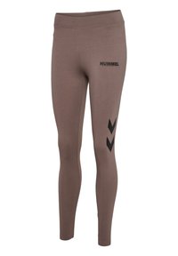 Leggings marrones elásticos con una cintura alta, presentan un logo negro de "HUMMEL" y acentos en forma de chevrón a los lados. Textura de tela suave.