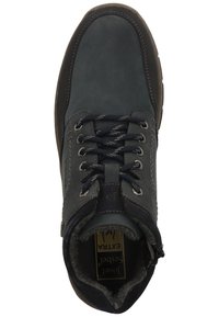 Bottines en cuir bleu foncé avec des lacets gris, doublure douce, col rembourré et semelle en caoutchouc robuste. Présente un logo sur la languette et des coutures contrastantes.