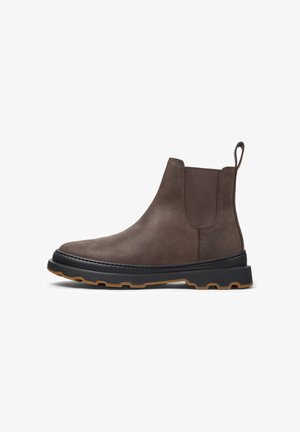 Bruine leren Chelsea-boot met elastische zijpanelen, een aantrekstrip en een robuuste zwarte rubberen zool met een gestructureerd loopvlak.