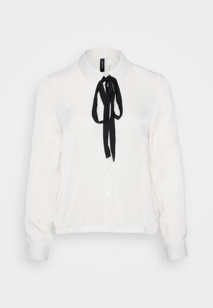 Blusa bianca a maniche lunghe con una cravatta nera al colletto, con apertura a bottoni, tessuto morbido e una vestibilità leggermente rilassata.