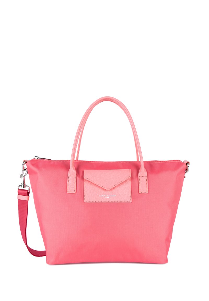 Borsetta in nylon rosa con due manici, una tracolla staccabile e una tasca frontale texturizzata. Presenta accessori in tonalità argento e una finitura liscia.