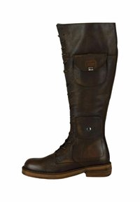 Bota de cuero marrón hasta la rodilla con acabado texturizado, parte frontal con cordones, bolsillo lateral y suela resistente. Los detalles incluyen un botón metálico y costuras decorativas.