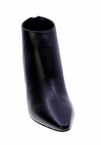 Stivale ankle in pelle nera con punta affusolata e design slim-fit, visto frontalmente su uno sfondo bianco.
