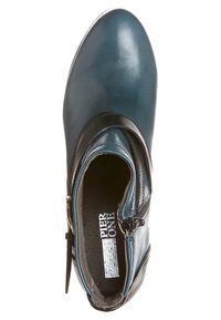 Bottine chelsea vert foncé avec sangle noire et boucle argentée, fermeture éclair latérale, bout arrondi, et marquage "Pier One" sur la semelle intérieure.