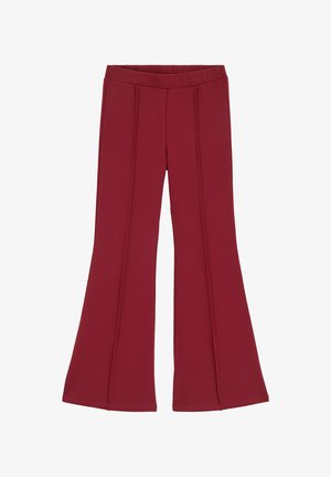 Pantalon évasé bordeaux avec détails de couture avant, ajusté à la taille et aux hanches, plus large en bas, présenté sur un fond blanc.
