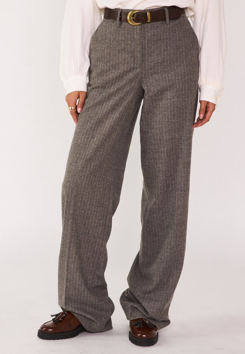 Pantaloni a righe grigie con vestibilità rilassata, vita alta e cintura in pelle marrone. Presentano una texture liscia e un design a gamba larga.