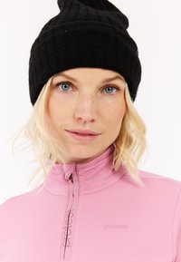 Rožinė zip-up fliso striukė su aukštu apykakle, su subtiliu logotipu. Juodas ribotas megztinis papildantis aprangą. Lygi tekstūra, prigludęs dizainas.