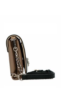 Braune strukturiert Umhängetasche mit silberner Kette und schwarzem verstellbarem Riemen, von der Seite auf weißem Hintergrund gezeigt.