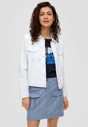 Witte denimjack met knoopsluiting en borstzakken, gecombineerd met een marineblauw graphic T-shirt en een lichtblauwe rok met twee voorzakken.