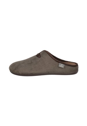Zapatilla de interior marrón tipo slip-on con parte superior y suela de tejido suave, con una pequeña etiqueta lateral con la inscripción "Comfort."