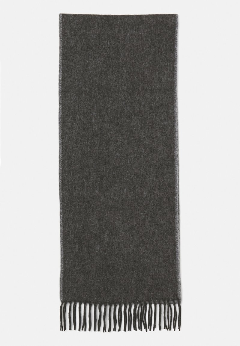 Écharpe en laine gris foncé avec une finition douce et texturée et des bords à franges, mesurant environ 180 cm sur 30 cm.