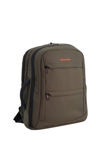 Mochila de tela marrón con exterior acolchado, dos bolsillos frontales con cremallera y correas negras ajustables, que presenta un logo naranja de "Discovery".
