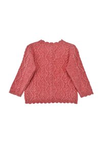 Roter Strickpulli mit Zopfmuster, langen Ärmeln und gewellten Abschlüssen am Saum, an den Bündchen und am Kragen, flach ausgelegt.