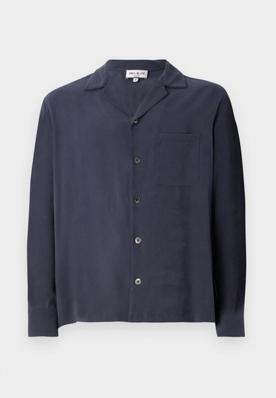 Camisa de botones azul marino fabricada en una tela suave, con cuello, mangas largas, un bolsillo en el pecho y botones en tono plateado.