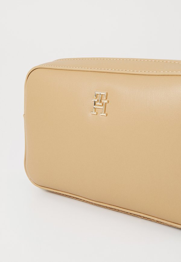 DISTINCT CAMERA BAG - Handbag - safari2