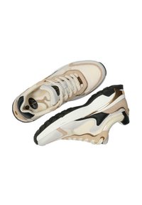 Sneaker con un mix di tessuto beige e bianco, accenti neri, design a onde unico e suola in gomma testurizzata con dettagli dorati.