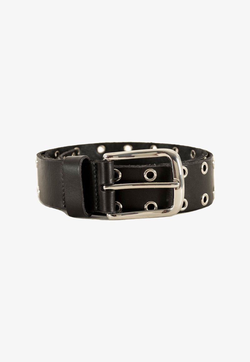 Cintura in pelle nera con occhielli in argento e fibbia metallica rettangolare. Tessuto liscio con una leggera lucentezza, larga 3,8 cm.