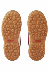 Scarpe sportive leggere con suole in gomma testurizzata, di colore testa di moro e un motivo di presa durevole. Presentano un dettaglio con logo rosso.