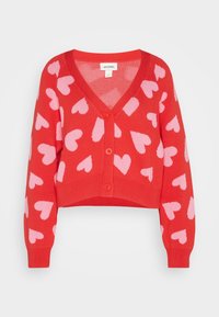 Roter cropped Cardigan mit V-Ausschnitt, versehen mit pinken Herzmustern, langen Ärmeln und Knopfverschluss. Hergestellt aus weichem Strickmaterial.