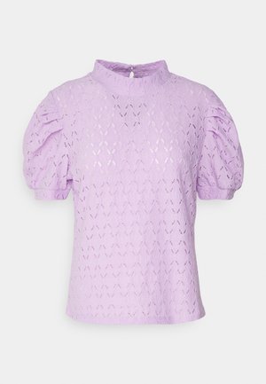 Fialkově fialová krajková halenka s nafouklými krátkými rukávy, vysokým límcem s volánkovým lemováním a zapínáním na knoflík s průstřihem na zádech.