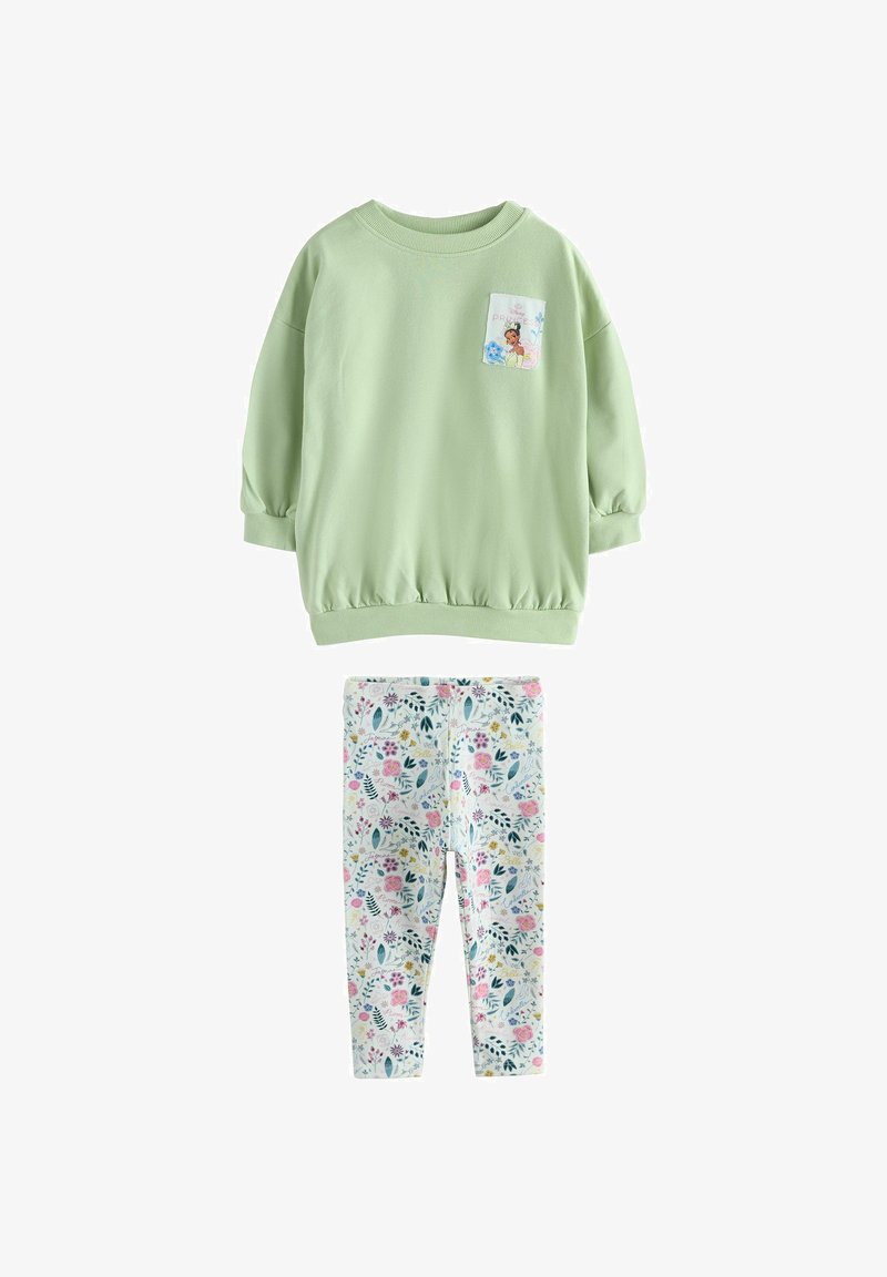 Haut à manches longues vert clair avec un écusson princesse, assorti à un legging blanc ornée d'un motif floral et de feuilles multicolores.