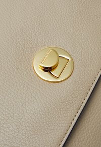 Coccinelle LIYA - Ručna torba - fresh beig/cuir