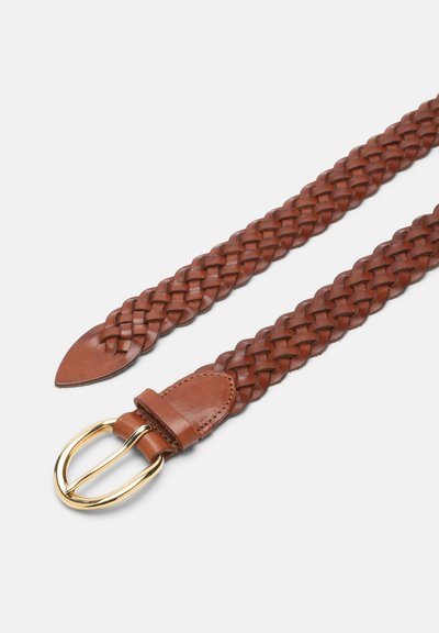 Rjav rjaven usnjen pleten pas z zlatim kovinskim zaponko, položen na svetlo podlago.