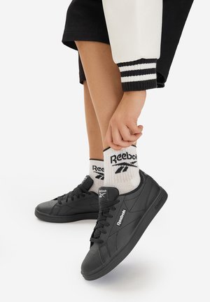 COURT CLEAN - Treeningjalatsid - black/silver