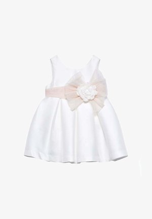 Vestitino bianco senza maniche per bambini con una larga fascia in vita decorata con un grande fiocco trasparente e un fiore di tessuto al centro davanti.