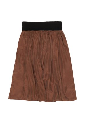 Ruda šilkinė midi sijonas su suplėšytu audiniu ir plačia juoda elastine liemene, išdėliotas lygiai ant balto fono.