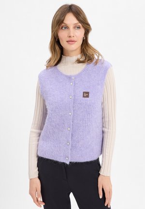 Lila gebreide vest met een zachte, pluizige textuur, voorzien van een ronde halslijn, zeven knopen aan de voorkant en een logotag aan de linkerzijde.