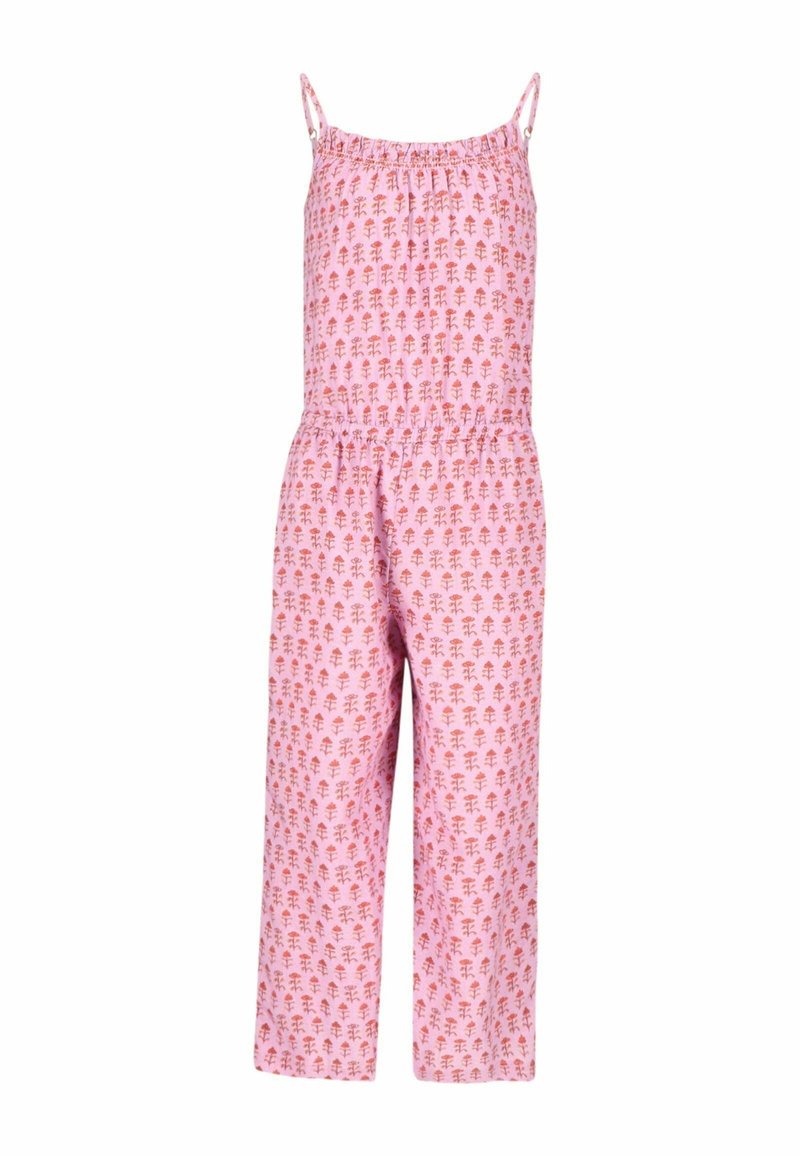 Combinaison rose à fines bretelles, taille élastique, et motif de petits arbres partout en rose plus foncé. Tissu léger ; coupe décontractée.