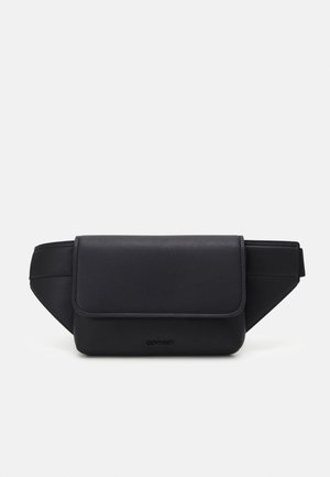 Schwarze Leder-Gürteltasche mit Frontklappe und verstellbarem Riemen, minimalistisches Design, Calvin Klein Logo unter der Klappe geprägt.
