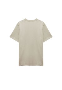 Lyse beige kortærmet t-shirt med rund halsudskæring og afslappet pasform. Blødt stof med minimal syning.