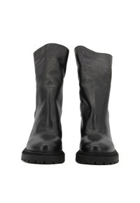 Stivaletti neri in pelle con una texture liscia, punta rotonda e suola in gomma piatta. Il gambale ha un design leggermente morbido.