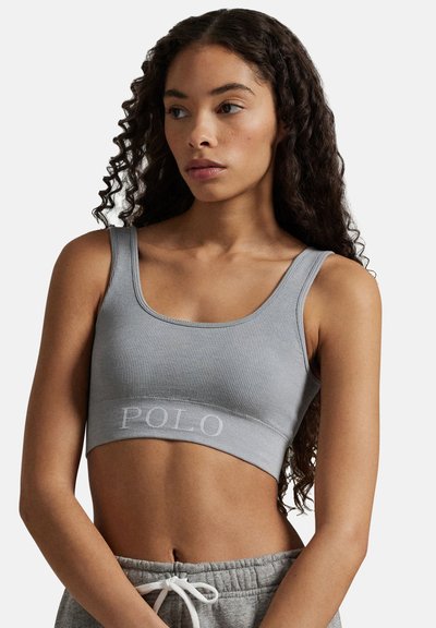 Grå ribbad bralette med rundad halsringning och elastisk band. "POLO" broderat på bandet. Kombineras med gråa sweatpants med dragsko.