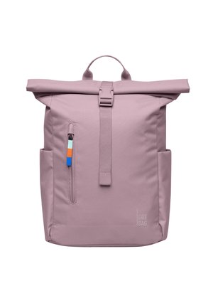 Sac à dos violet clair à rabat enroulable avec poche avant zippée, poches latérales, poignée supérieure et logo "GOT BAG" en bas à droite.