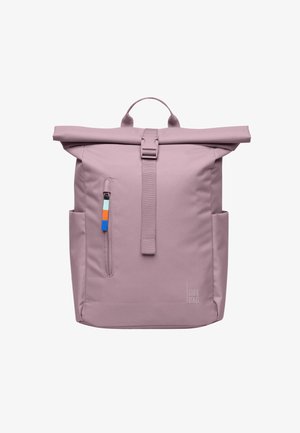 Zaino a rotolo viola chiaro con tasca anteriore con cerniera, tasche laterali, maniglia superiore e logo "GOT BAG" nell'angolo in basso a destra.