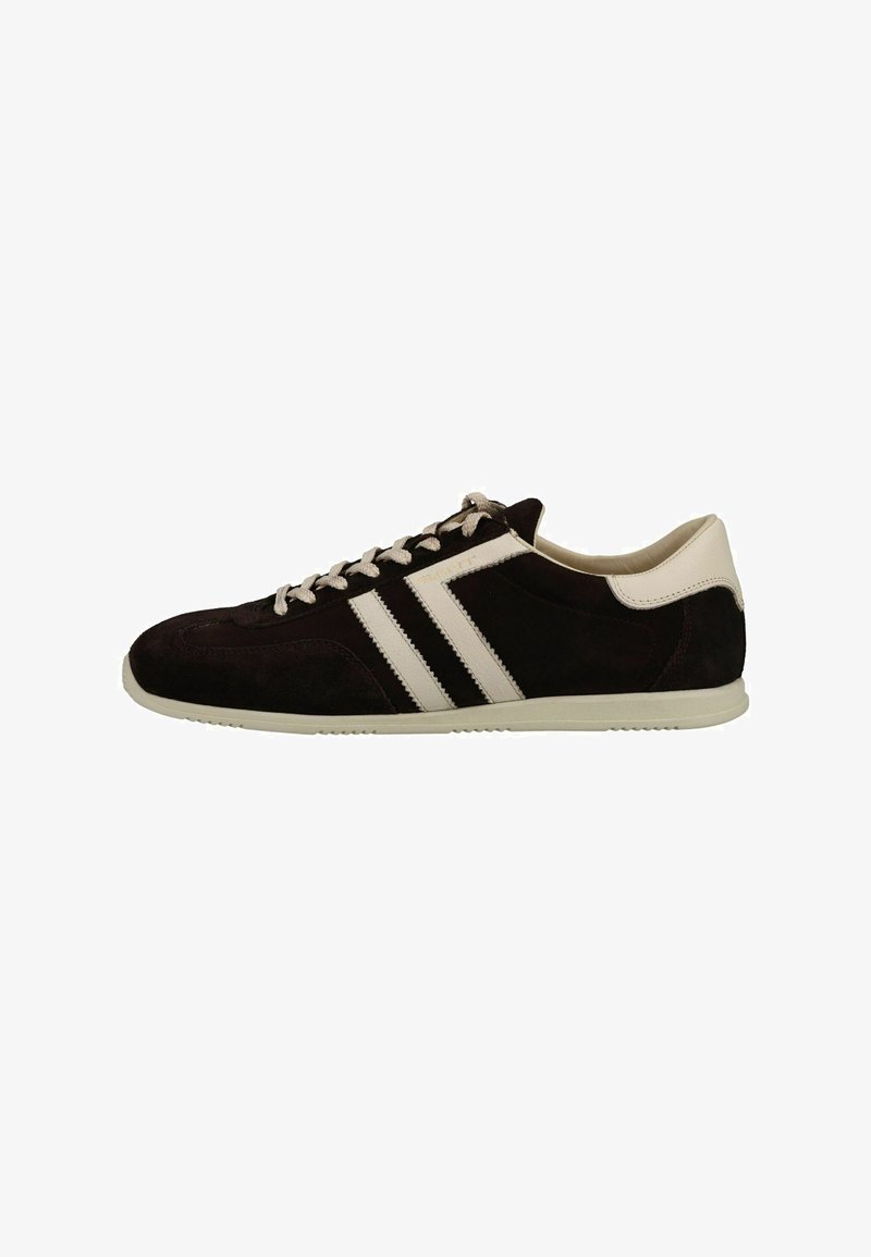 Baskets noires à profil bas avec des rayures blanches, des lacets blancs et une semelle blanche, vues de côté sur un fond blanc.