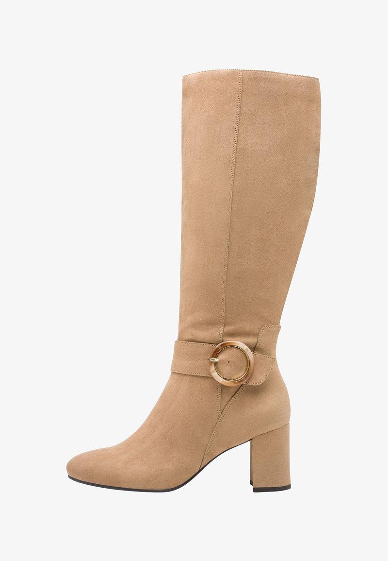 Beige knelang støvler laget av semsket skinn med en tykk hæl, med et bredt belte og sirkulær gullhardware for detaljer.