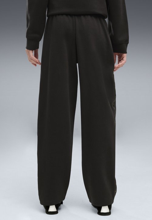 PUMA ESSENTIALS TAPE RELAXED JOGGINGHOSE - Tracksuit bottoms - black — foto 3