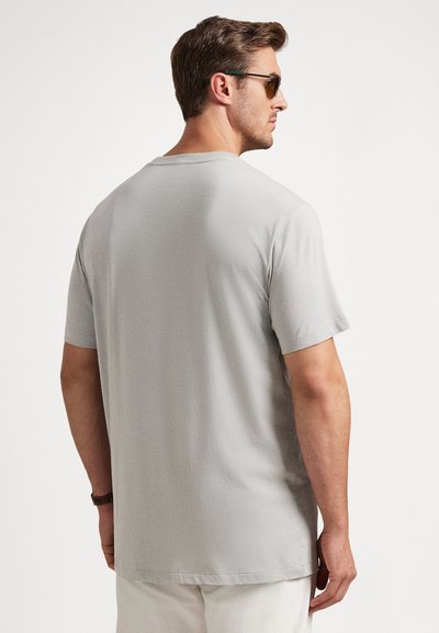 Kortermet grå t-skjorte i et lett stoff med rund hals og løs passform. Jevn tekstur uten mønstre eller dekorasjoner.
