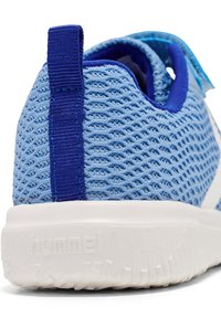 Ljusblå mesh-sneakers med lila detaljer, texturerad ovandel och vit gummisula. Har en dragögla vid hälen för enkel påtagning.