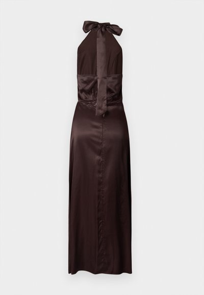 Smeđa satenska halter haljina s vezanom mašnom na leđima, koja se ističe uskim strukom i lepršavom suknjom; glatka tekstura i elegantan silueta.
