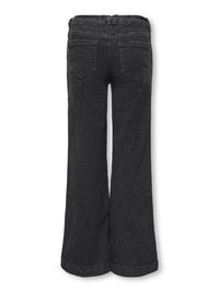 Črne jeans hlače s širokimi nogavicami in visokim pasom, ki vključujejo dve zadnji žepek in dvojno šivano obrobo. Tkanina ima teksturiran videz.