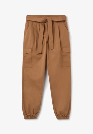 Braune Cargo-Hosen mit einem Knoten-Gürtel, ausgestattet mit zwei Seitentaschen und elastischen Bündchen an den Knöcheln. Hergestellt aus einem festen, glatten Stoff.