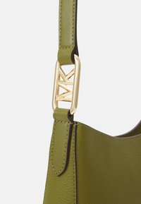 MICHAEL Michael Kors KENSINGTON XBODY - Skulderveske - smokey olive