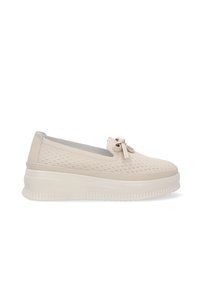 Beige geperforeerde instappers met een dikke zool, voorzien van een klein strikdetail en metallic accenten. Glad oppervlak, afgeronde vorm.