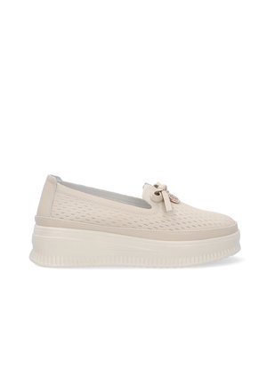 Beige durchbrochene Slipper mit dicker Sohle, versehen mit einem kleinen Schleifendetail und metallischen Akzenten. Glatte Textur, abgerundetes Design.
