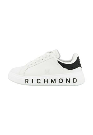 Sneaker bianca low-top con toppa nera sul tallone, design con lacci e scritto "RICHMOND" sulla spessa suola bianca.